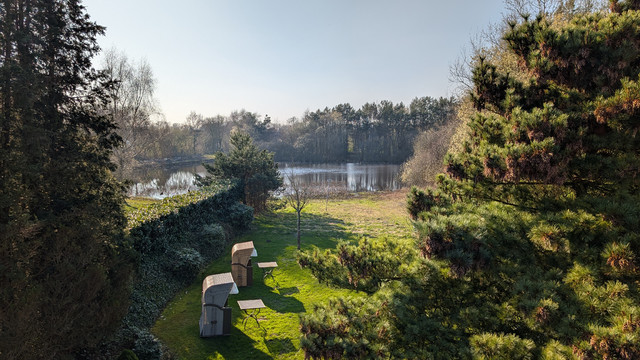 Drei Fotos ins Grüne. Strandkörbe auf einer Wiese vor einem kleinen See. Roter Sonnenuntergang. 