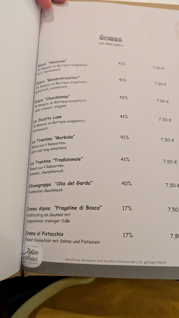 Foto der Seite mit der Grappa-Auswahl. Der 3. von oben ist ein Chardonnay. 