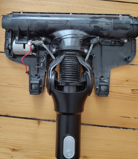 Foto des Innenlebens einer Bürsten-Düsen-Kombi eines Akkustaubsaugers.