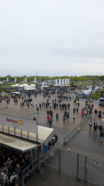 Sicht vom Umlauf Oberrang Nord auf den Eingangsbereich des Borussia-Parks.