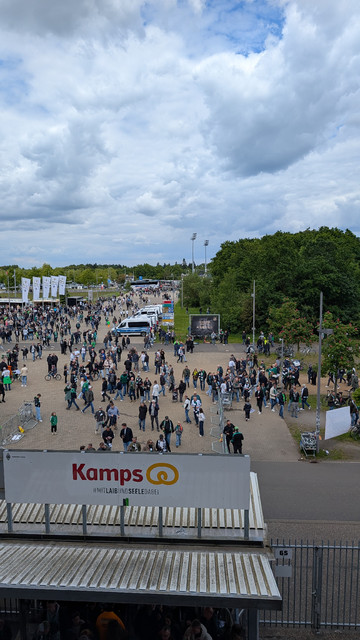 Sicht vom Umlauf Oberrang Nord auf den Eingangsbereich des Borussia-Parks.