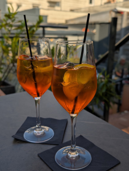 Zwei Gläser Aperol Spritz auf einem Tisch der Restaurant-Terrasse.
Joli Café Bar Restaurant, Mönchengladbach. 