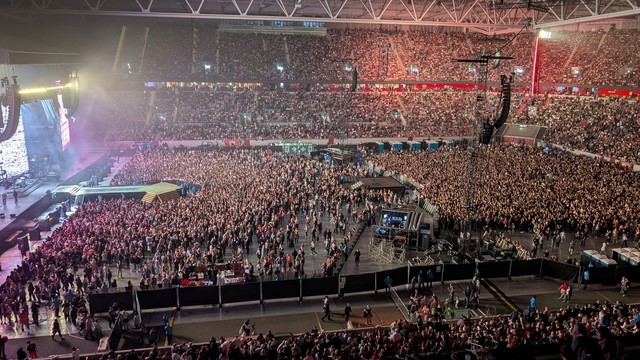 Sicht vom Oberrang in den mit Menschen gefüllten Innenraum der Arena in Düsseldorf.