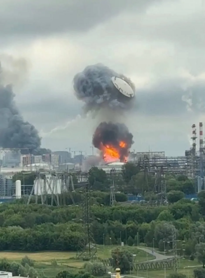 Treffer in einer Ölraffinerie bei einem ukrainischen Dronenangriff in Moskau. Der große Deckel eines Silos fliegt über dem Feuerball der Explosion durch die Luft, schätzungsweise  an die 100 m hoch.