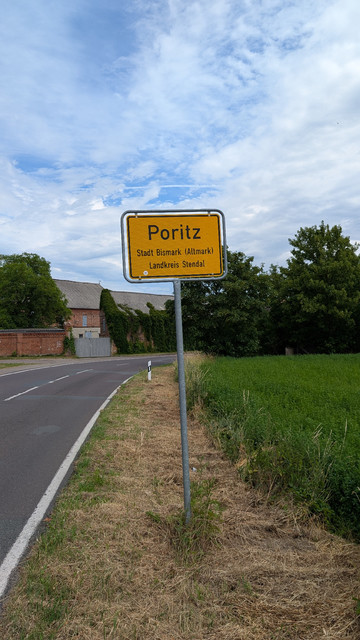 Das Ortseingangsschild des Örtchens Poritz in der Altmark, Sachsen-Anhalt.