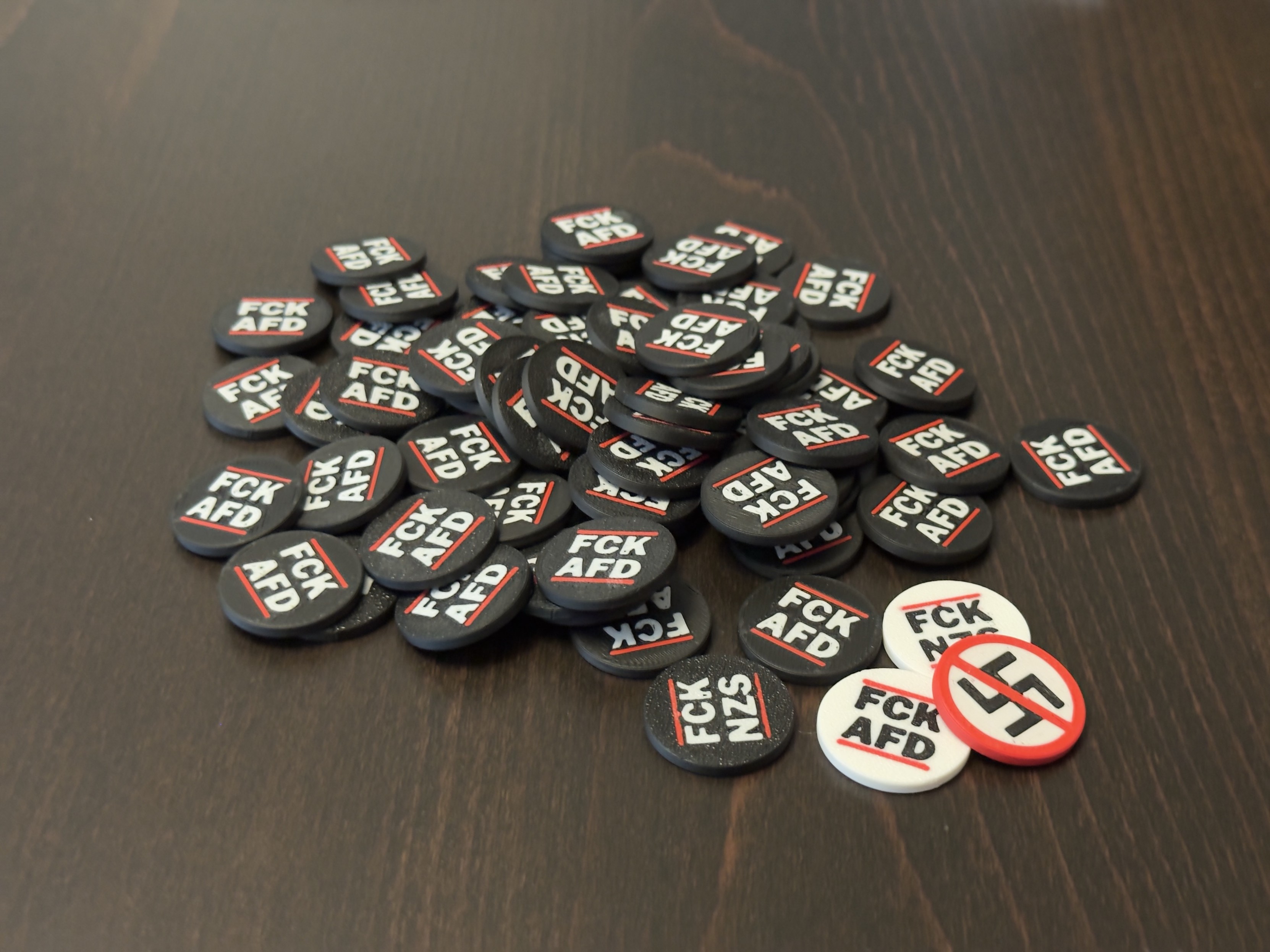 Ein Haufen Einkaufswagenchips mit dem Aufdruck „FCK AFD“