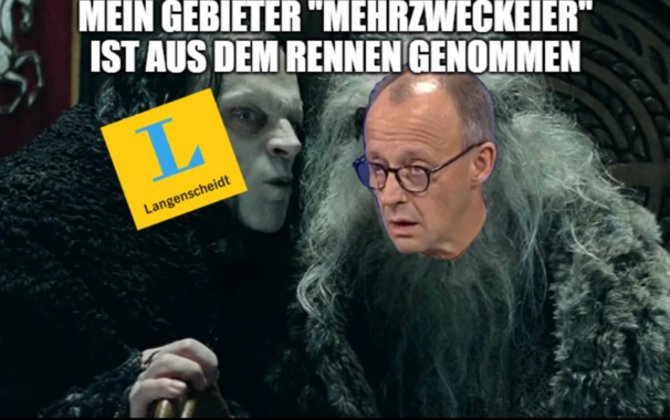 Bereitgestellt von @altbot, privat und lokal generiert mit Gemma4 und überarbeitet: Ein Meme aus der Verfilmung vom Herrn der Ringe zeigt Grima Schlangenzunge mit Langenscheidt-Logo und König Theoden mit aufmontiertem Kopf von Merz mit Text am oberen Bildrand. Der Text lautet: „MEIN GEBIETER 'MEHRZWECKEIER' IST AUS DEM RENNEN GENOMMEN“.

🌱 Energieverbrauch: 0.253 Wh