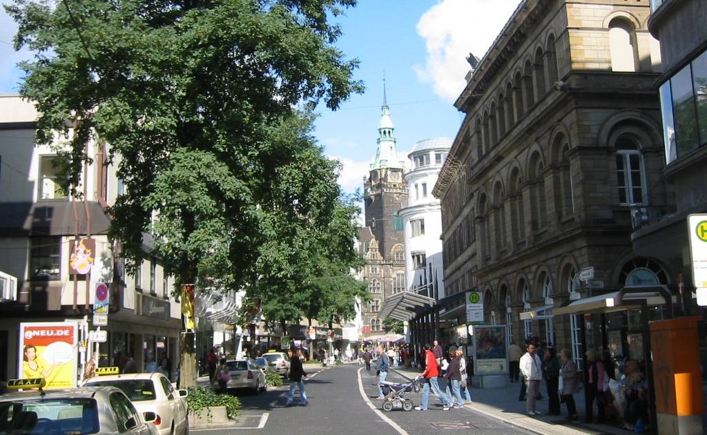 Die Straße Wall in Wuppertal, als es noch Bäume gab