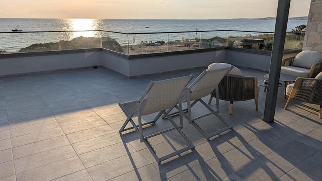 Blick von der Terrasse unseres Zimmers auf den Strand und das Mittelmeer. 