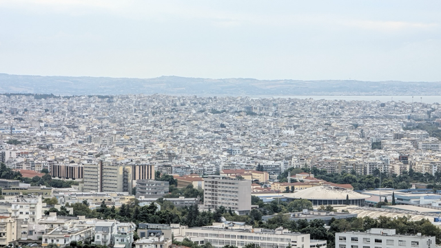 Blick von der Oberstadt auf einen Teil des wilden Häusermeers von Thessaloniki.