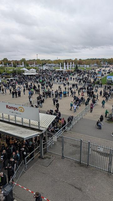 Sicht vom Umlauf Oberrang Nord auf den Eingangsbereich des Borussia-Parks.